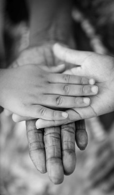 Las manos de una persona mayor, un adulto y un niño, unidad en un simbolismo de unidad y solidaridad