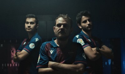 Los fundadores de Timpers posan vistiendo las camisetas granotas del Levante