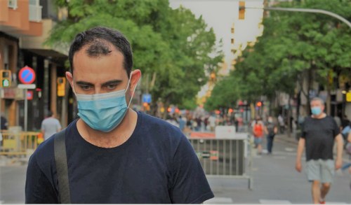 Luis Manuel en uno de sus paseos con horario restringido por las calles de Barcelona durante la pandemia