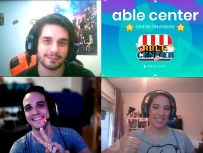 Pantallazo con los tres creadores del vídeojuego y la imagen de éste