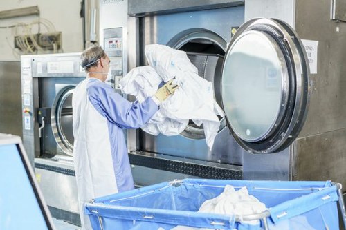 Trabajador de una de las lavanderías Ilunion