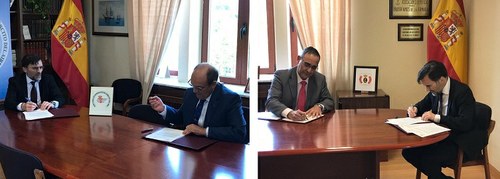 A la izquierda firma el Patronato de Huérfanos del Ejército del Aire. A la derecha, con el de la Amada.