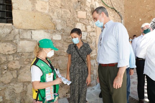 Ana Isabel junto a los reyes en la puerta del Museo de Arte Abstracto de Cuenca (Foto: Casa Real)