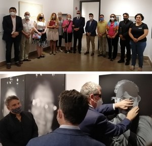 Arriba, inauguración de la muestra en el Museo murciano y, debajo, un momento de la visita inaugural