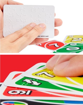 Arriba, una persona lee con sus dedos en braille las instrucciones del juego y, abajo, repasa las cartas de su jugada