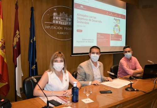 Cabañero (en el centro) presenta la nueva web acompañado por su vicepresidenta y el responsable del proceso técnico de la renovación