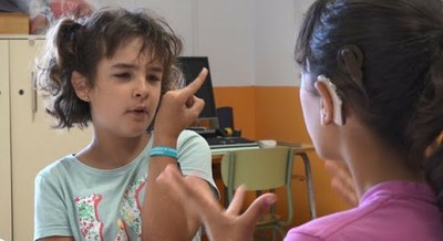 Dos niñas sordas hablan mediante lengua de signos