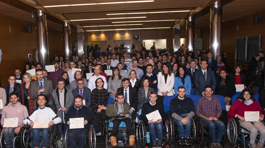 Foto de familia de los becados en 2019