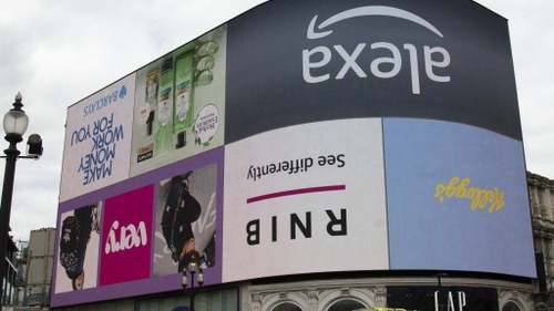 Gran pantalla Piccadilly Lights de Londres con las siglas de la RNIB invertidas