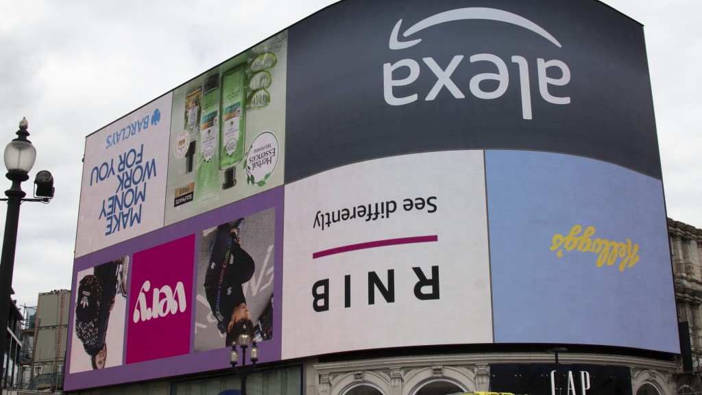Gran pantalla Piccadilly Lights de Londres con las siglas de la RNIB invertidas