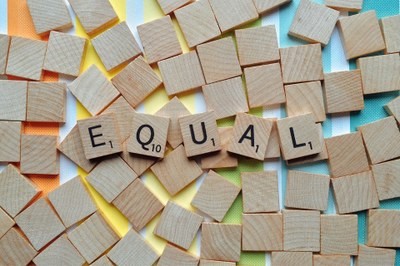 Imagen simbólica de un puzzle de letras formando la imagen de la palabra igualdad