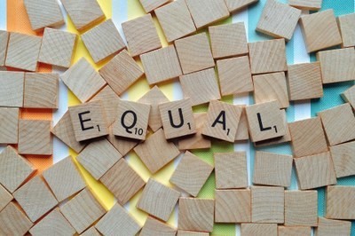 Imagen simbólica de un puzzle de letras formando la imagen de la palabra igualdad