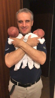 José, con sus dos mellizos en brazos