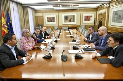 La ministra saharaui junto a responsables de Fundación ONCE y de la administración en su última visita a España a principios de año