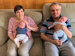 La pareja, cada uno con uno de sus bebés en brazos