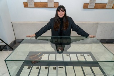 María Garberí tras una de las vitrinas de la exposición