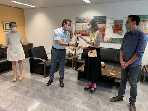 Momento de la entrega del galardón a la autora ganadora del Roc Boronat