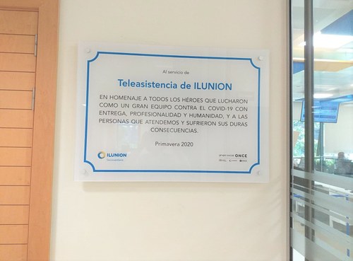 Placa instalada a la entrada del centro de teleasistencia de Ilunion Sociosanitario en Madrid