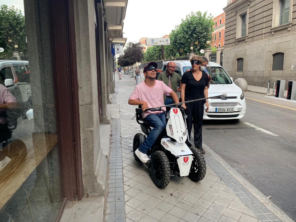 El grupo sale de la Delegación para realizar su práctica a ciegas en plena calle