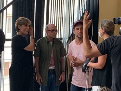 Los artistas son recibidos a su llegada a la Delegación madrileña de la ONCE