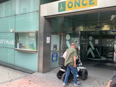 Vidal y El Langui llegan al centro de la ONCE