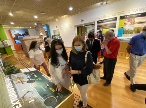 Visita de personas ciegas al centro de interpretación de Alfaro
