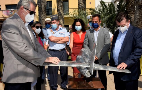 Ángel Sánchez (a la derecha) y el delegado Juan Carlos Morejón (izquierda) reconocen al tacto una de las maquetas de avión instaladas en el Museo al aire libre