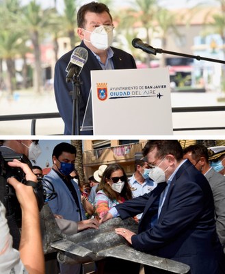 Arriba, Ángel Sánchez dirigiéndose a los presentes en el acto inaugural; abajo, reconociendo una de las maquetas