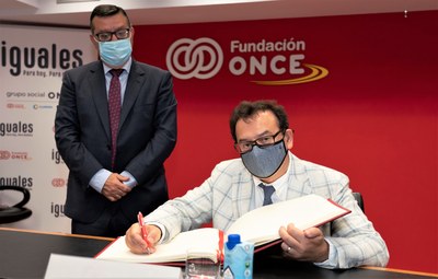 Eduard Gulyan firma en el Libro de Honor de Fundación ONCE, en presencia de José Luis Martínez Donoso