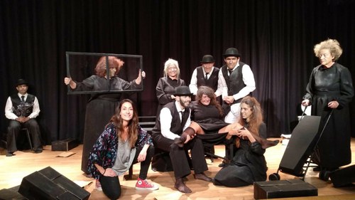 El grupo 'Homero', y su directora Araceli de Areba, posan durante un ensayo de la obra