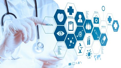 Imagen de una profesional sanitaria frente a una pantalla virtual de transparencia