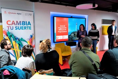 Imagen retrospectiva de uno de los cursos tecnológicos impartido por Fundación Vodafone en colaboración con Fundación ONCE