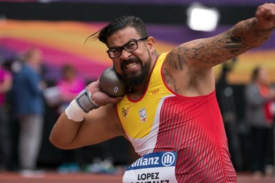 Kim López, ejecutando un lanzamiento de peso