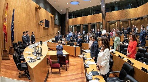 La Comisión de Reconstrucción del Congreso guarda un minuto de silencio durante una de sus sesiones de debate