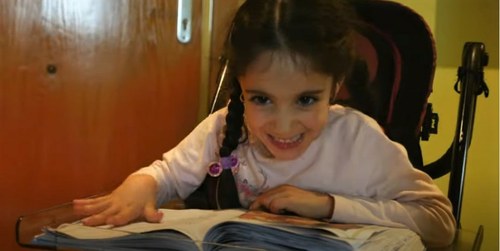 La pequeña Dulce, protagonista del reportaje publicado por la web www.Xataca.com