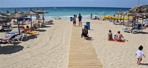 Pasarela para sillas de ruedas en una playa mallorquina