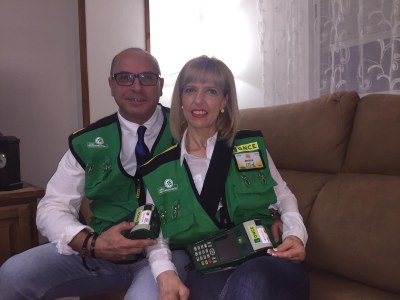 Pepe y Jessica posan con la indumentaria y el TPV, que les identifica como agentes vendedores ONCE