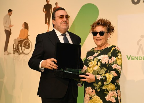 Pilar Rosales recoge su galardón, el pasado febrero, de manos del presidente de la ONCE, Miguel Carballeda