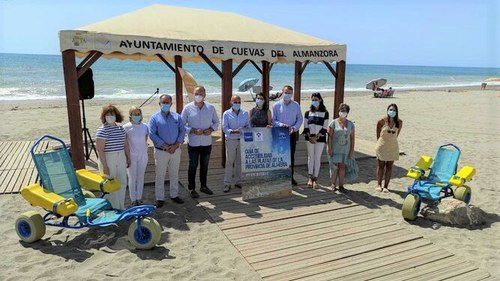 Presentación de la guía en la playa de Cuevas de Almanzora