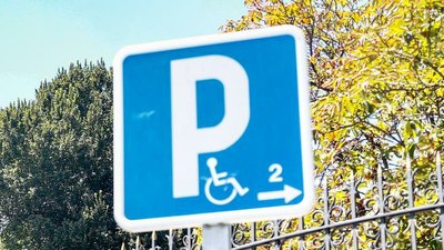 Señal de una doble plaza de aparcamiento reservada a personas con discapacidad en Madrid