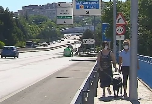Una nueva usuaria realiza sus prácticas en su entorno urbano con su futuro perro, acompañada por una instructora de la FOPG