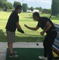 Una persona con discapacidad practica golf en uno de los talleres organizados por 'Deporte y Desafío'