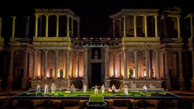 Una representación en el escenario principal del Teatro Romano emeritense