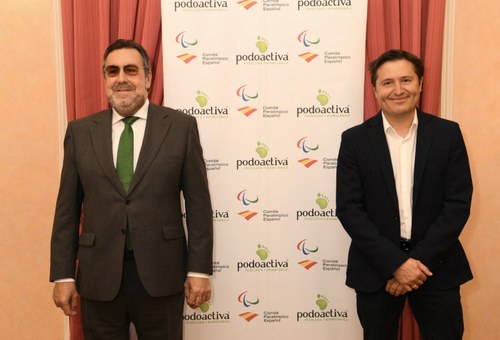 Víctor Alfaro (a la derecha) y Miguel Carballeda, tras presentar la renovación del acuerdo