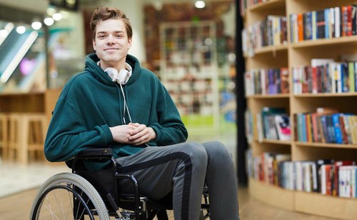 Estudiante con discapacidad en silla de ruedas