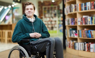 Estudiante con discapacidad en silla de ruedas