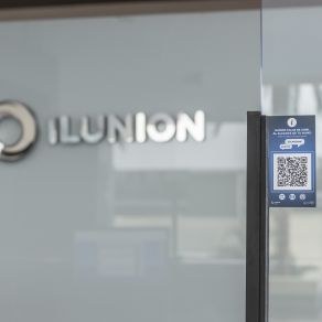 Etiqueta QR para la app "Al alcande de tu mano"