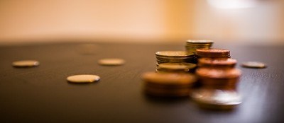 Imagen de varios montones de diversas monedas
