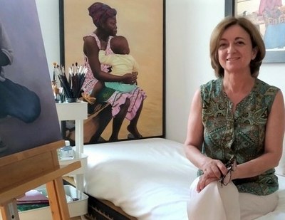 La artista galardonada, junto a varias de sus obras