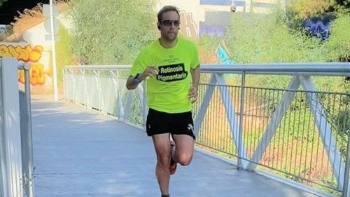 Mediavilla en pleno recorrido con la camiseta solidaria